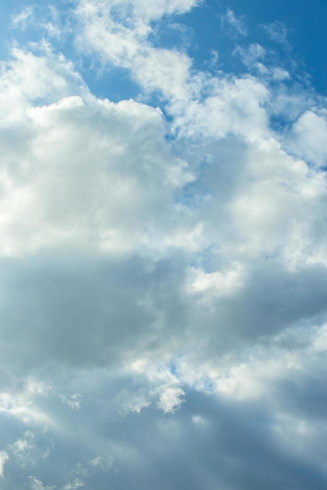 schöne Wolken am blauen Himmel foto