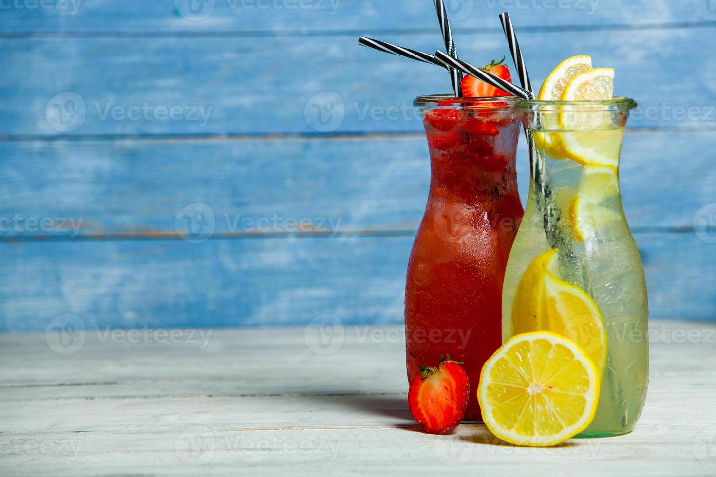 verschiedene alkoholische Cocktails auf weißem Hintergrund. bunte cocktails hautnah. Cocktailgetränk aus Fruchtsaft. verschiedene Cocktailgetränke. Gläser Fruchtgetränke mit Eiswürfeln auf dem Tisch im Café foto