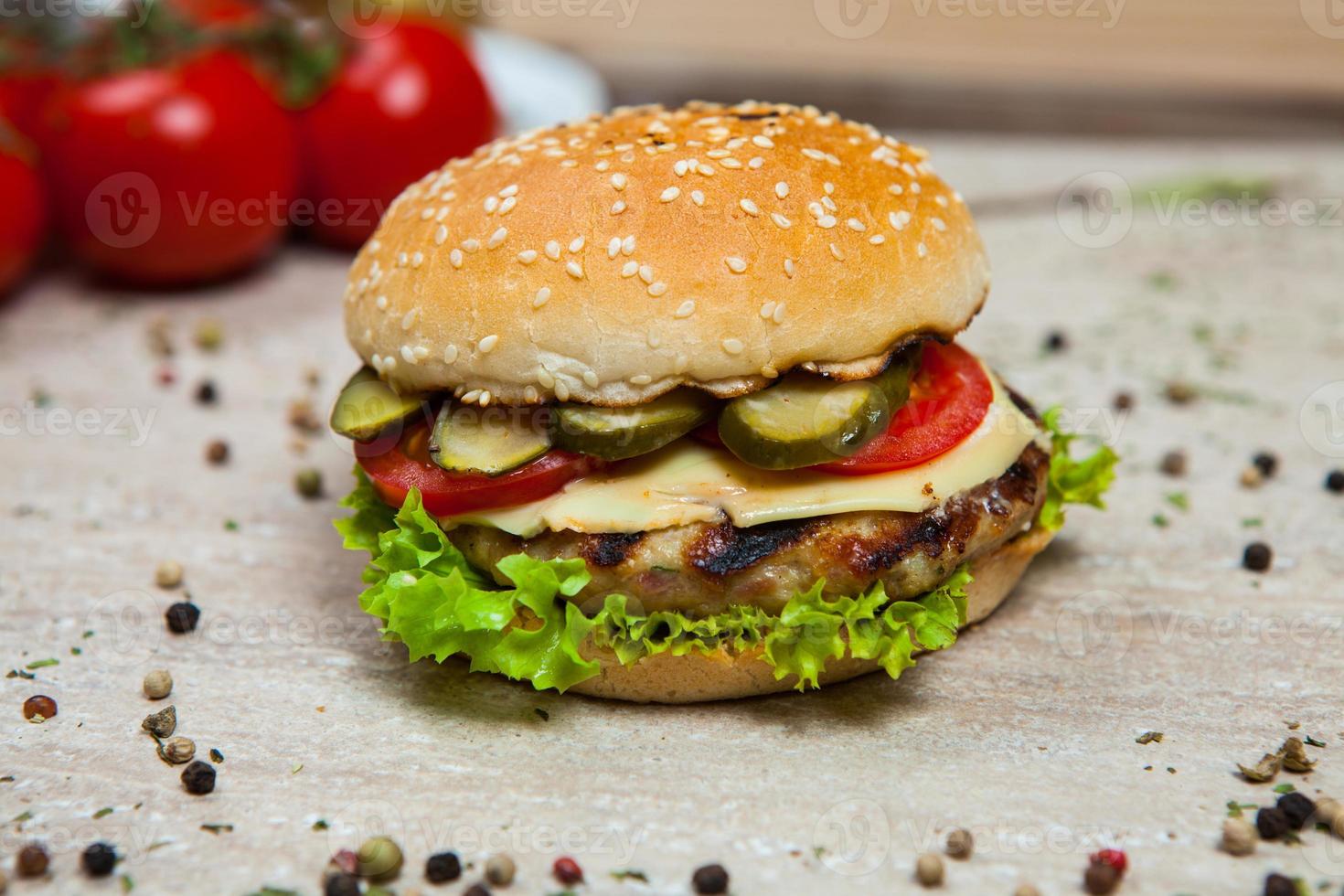 draufsicht hamburger auf dem hölzernen hintergrund. hamburger, hausgemachter hamburger mit frischem gemüse. rindfleischburger. foto