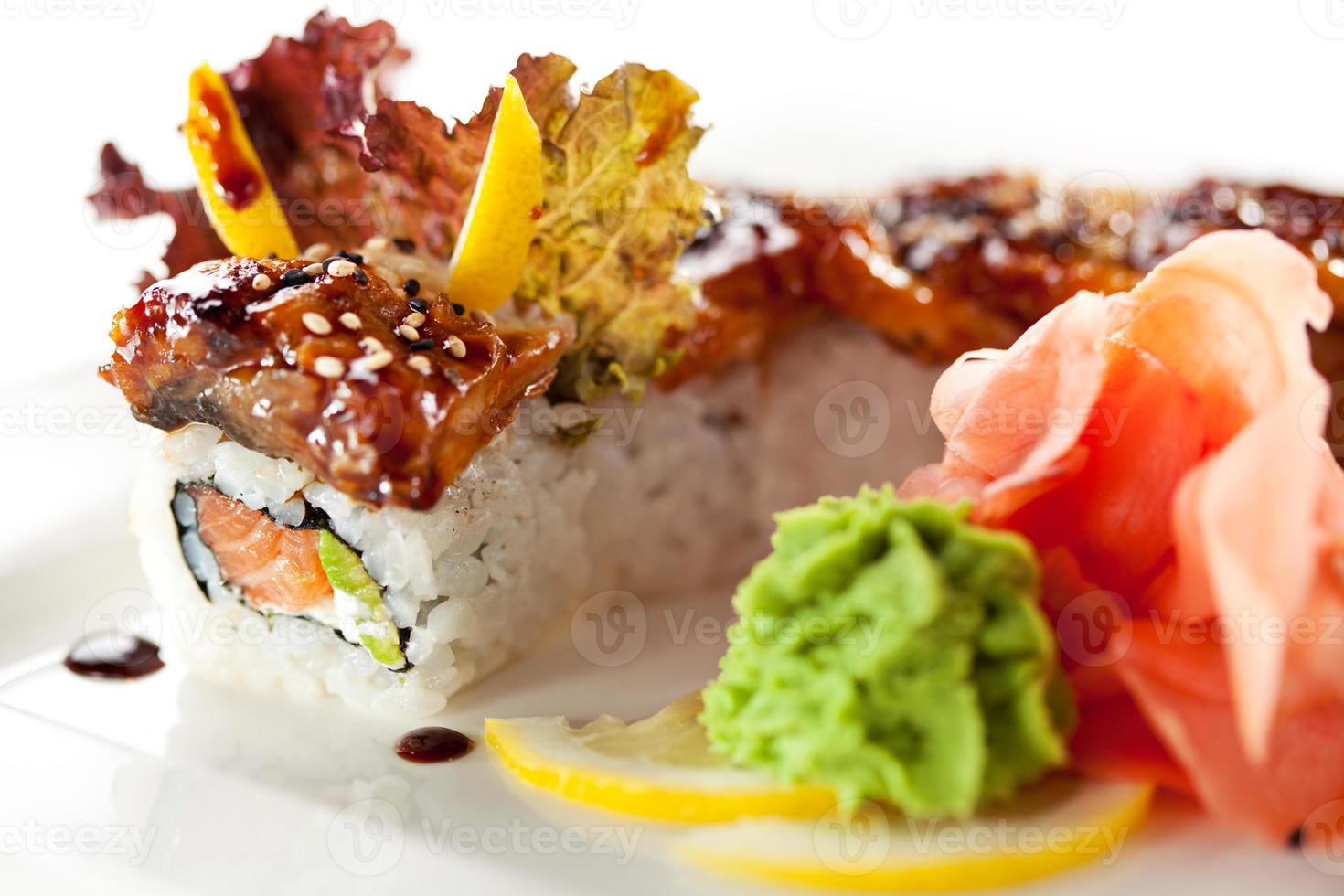 Lachs und geräucherter Aal Maki Sushi foto