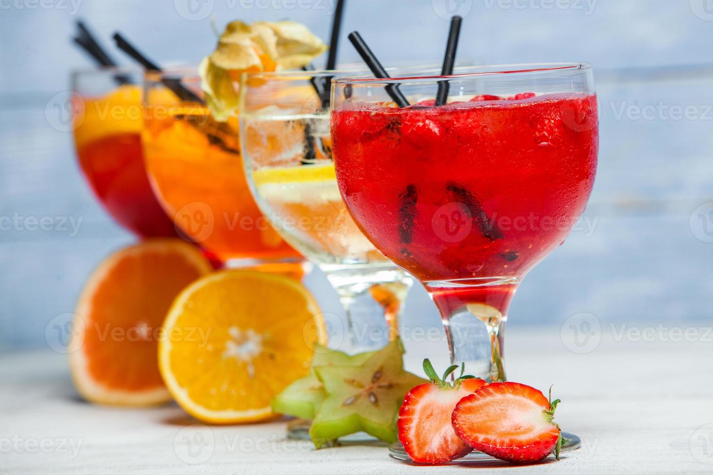 verschiedene alkoholische Cocktails auf weißem Hintergrund. bunte cocktails hautnah. Cocktailgetränk aus Fruchtsaft. verschiedene Cocktailgetränke. Gläser Fruchtgetränke mit Eiswürfeln auf dem Tisch im Café foto