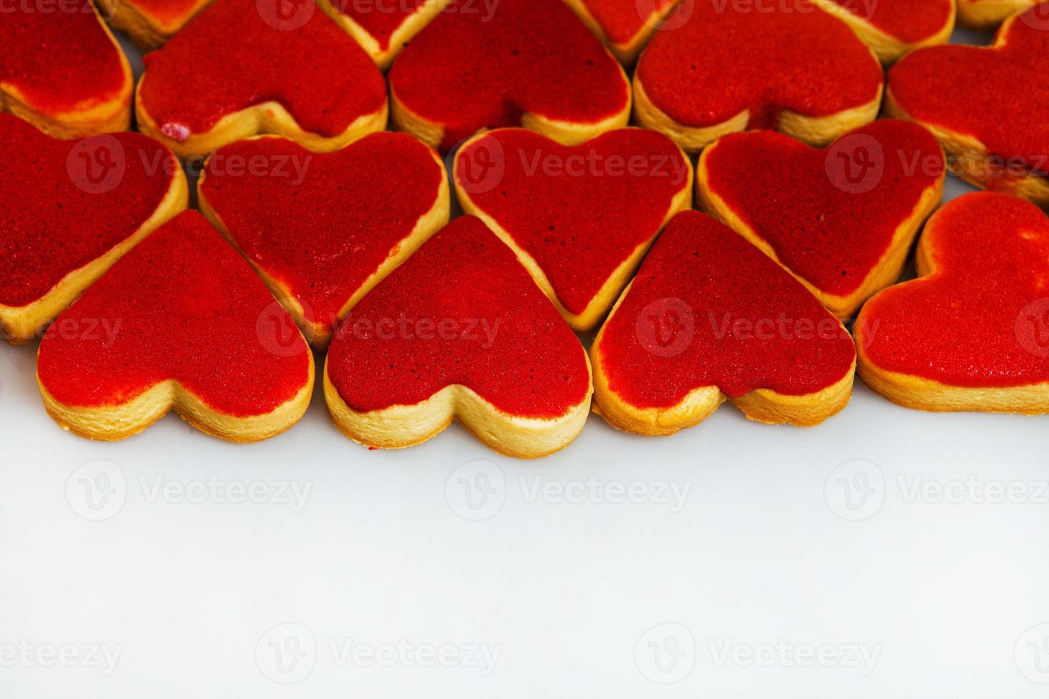 valentinstag kekse. herzförmige kekse zum valentinstag. rote und rosa herzförmige Kekse. romantisches nahtloses muster mit plätzchenherzen. foto