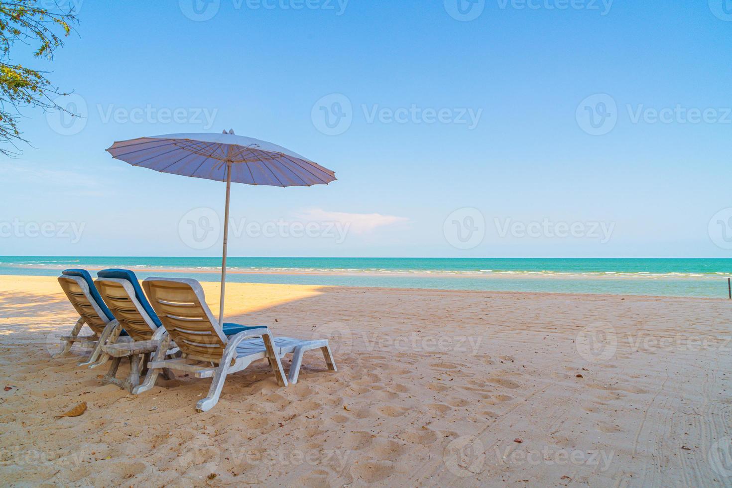 Strandkorb auf Sand mit Meereshintergrund foto