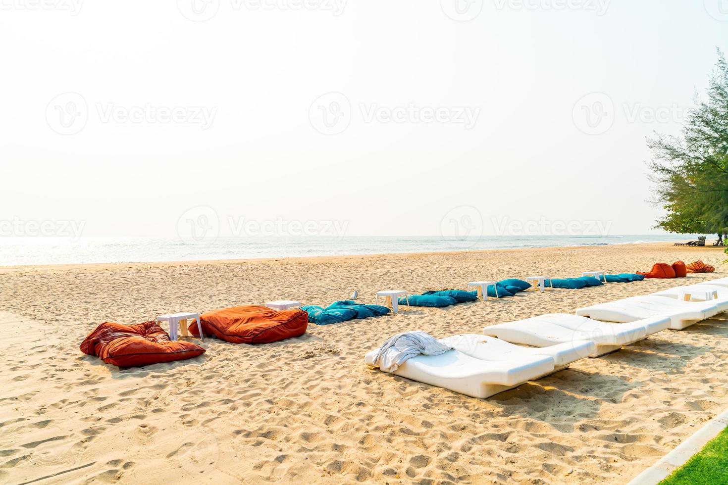 Strandsitzsack mit Meereshintergrund foto