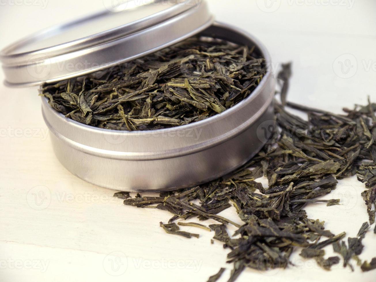 grüner Tee in Silberdose foto