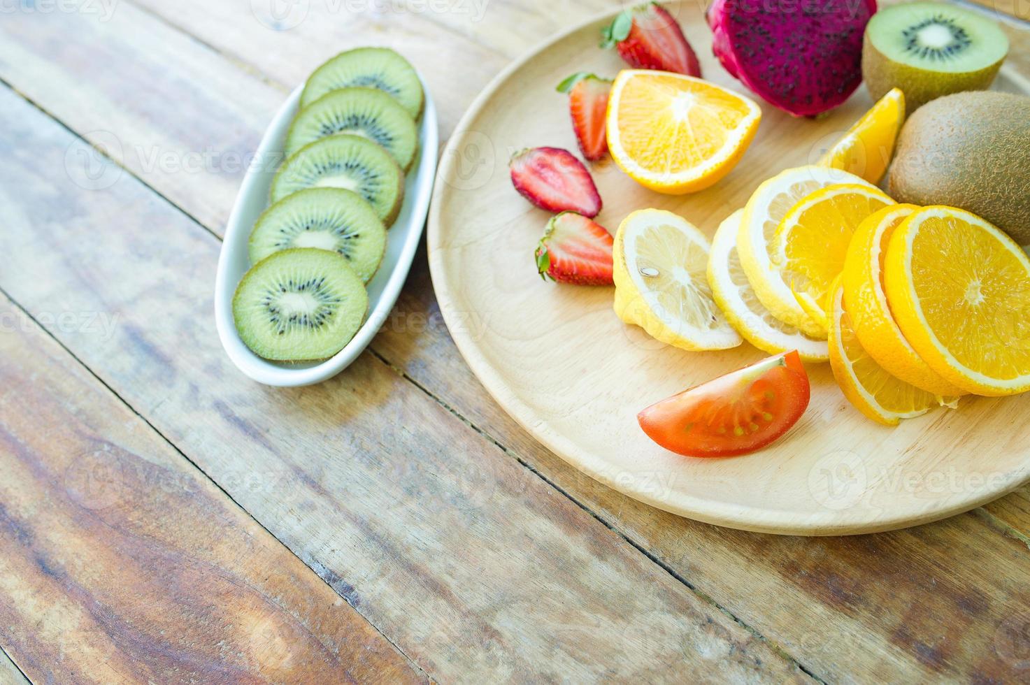 die früchte des gesundheitsliebhabers gesundes obst und gesundheitsvorsorge, um sich gesund zu ernähren. zur Haut. Die Frucht wird in einen schönen Tisch gestellt, Apfel Aprikose foto