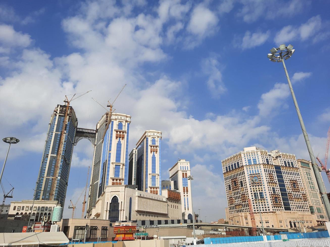 mekka, saudi-arabien, 2021 - schöne aussicht auf wolkenkratzer in mekka, saudi-arabien. foto