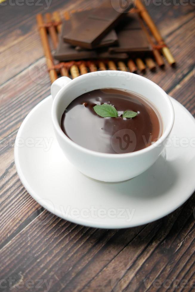 dunkle Schokoladencreme in einer Kaffeetasse auf dem Tisch foto