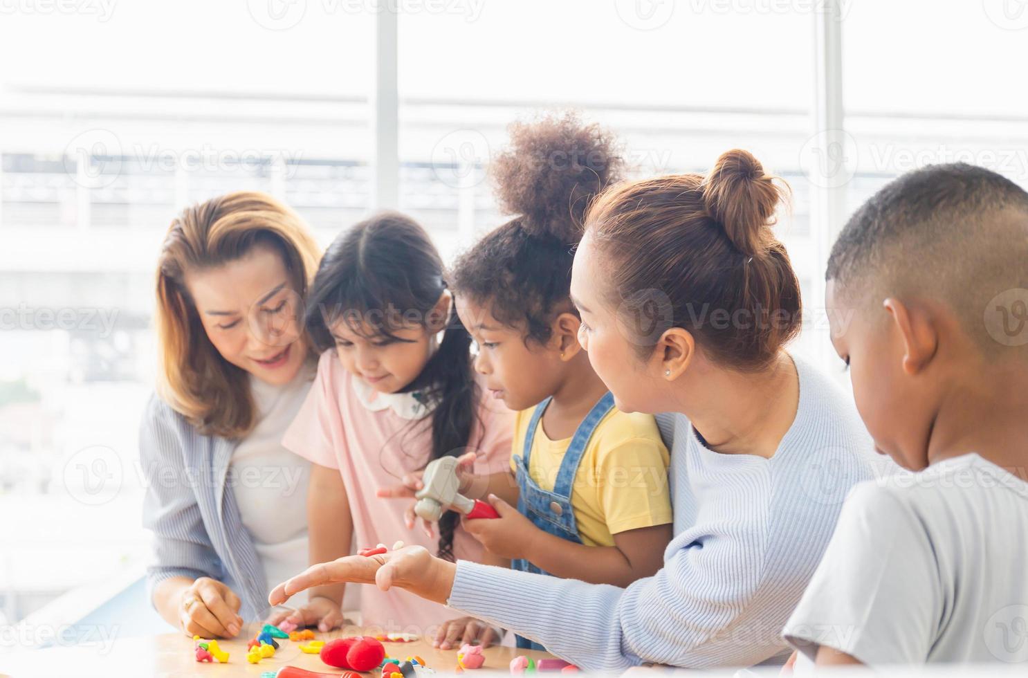 großmütter und kinder spielen spielzeug und spiel im wohnzimmer, oma verbringt glückliche zeit mit kleinen mädchen und jungen foto