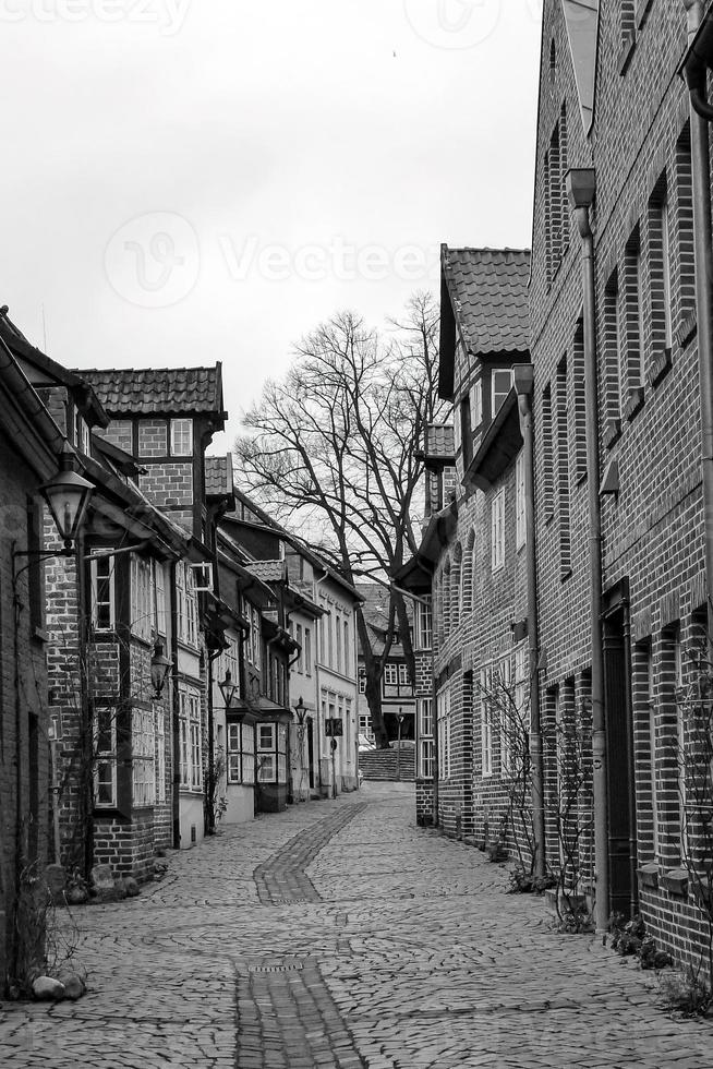 einsame Straße mit alten Häusern foto