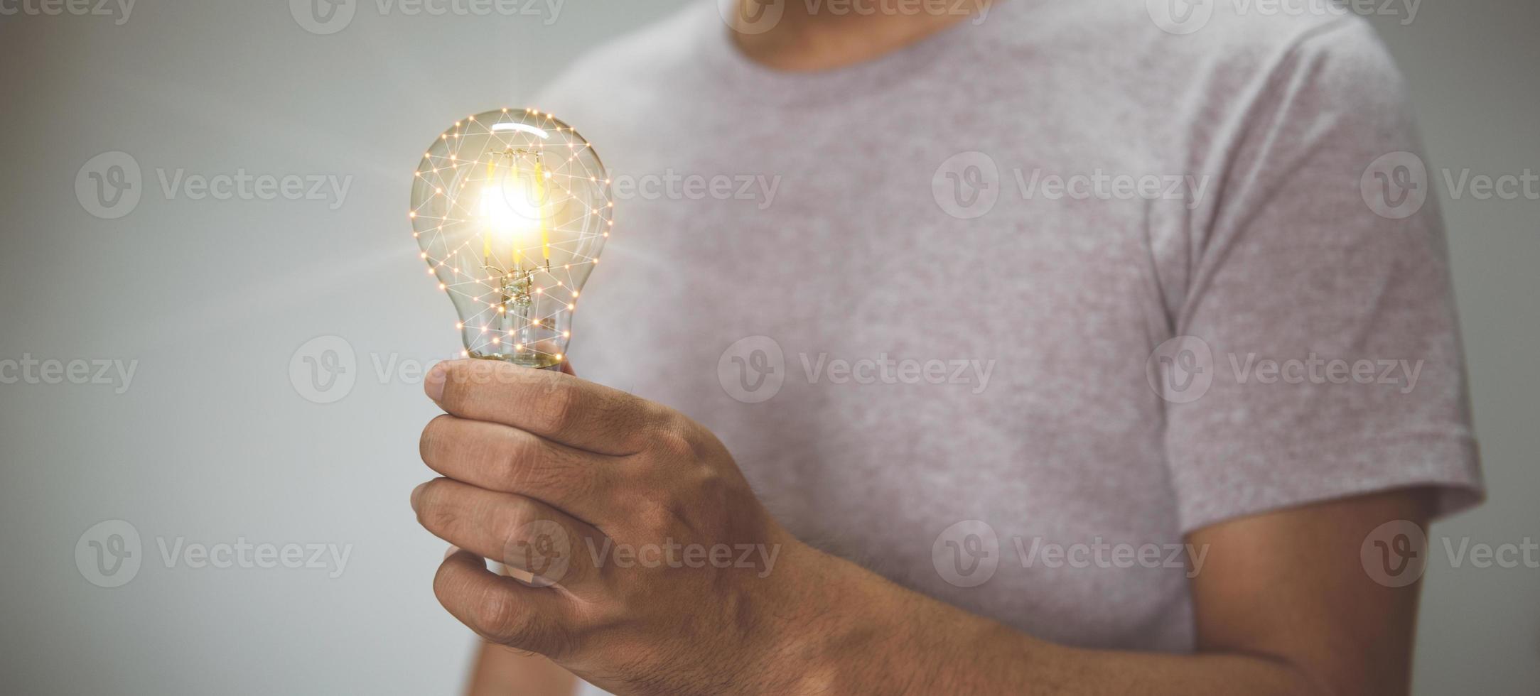 Hand, die Glühbirne hält. Idee mit Innovation und Inspiration. foto