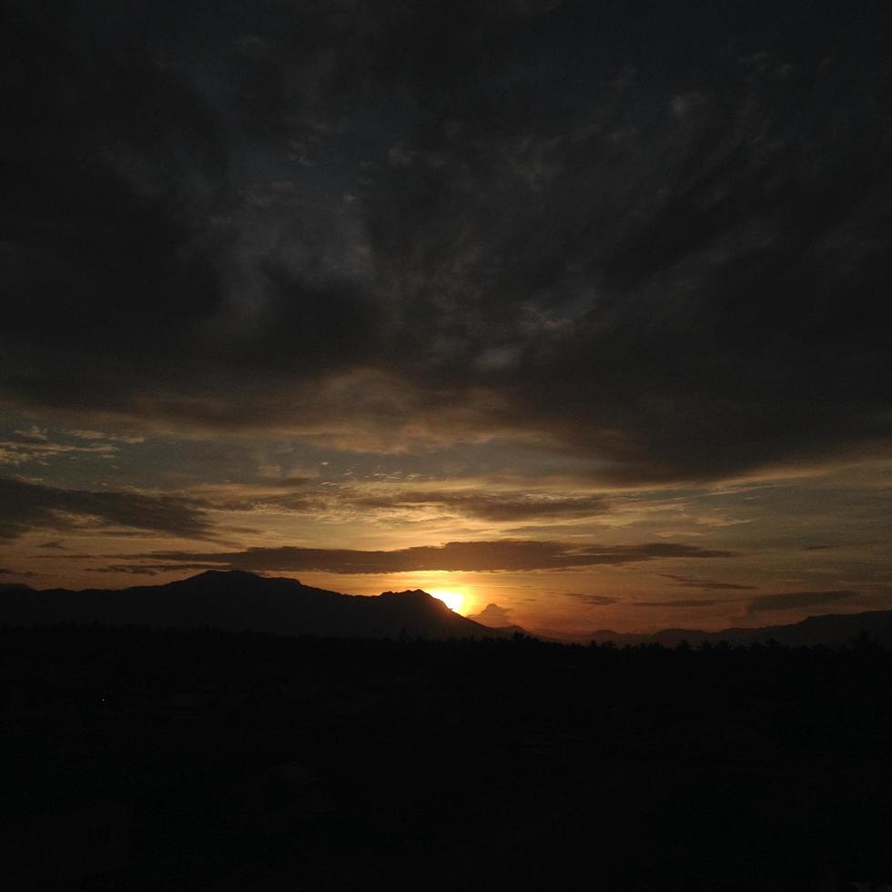 schöne Landschaftsansicht mit Sonnenaufgang foto