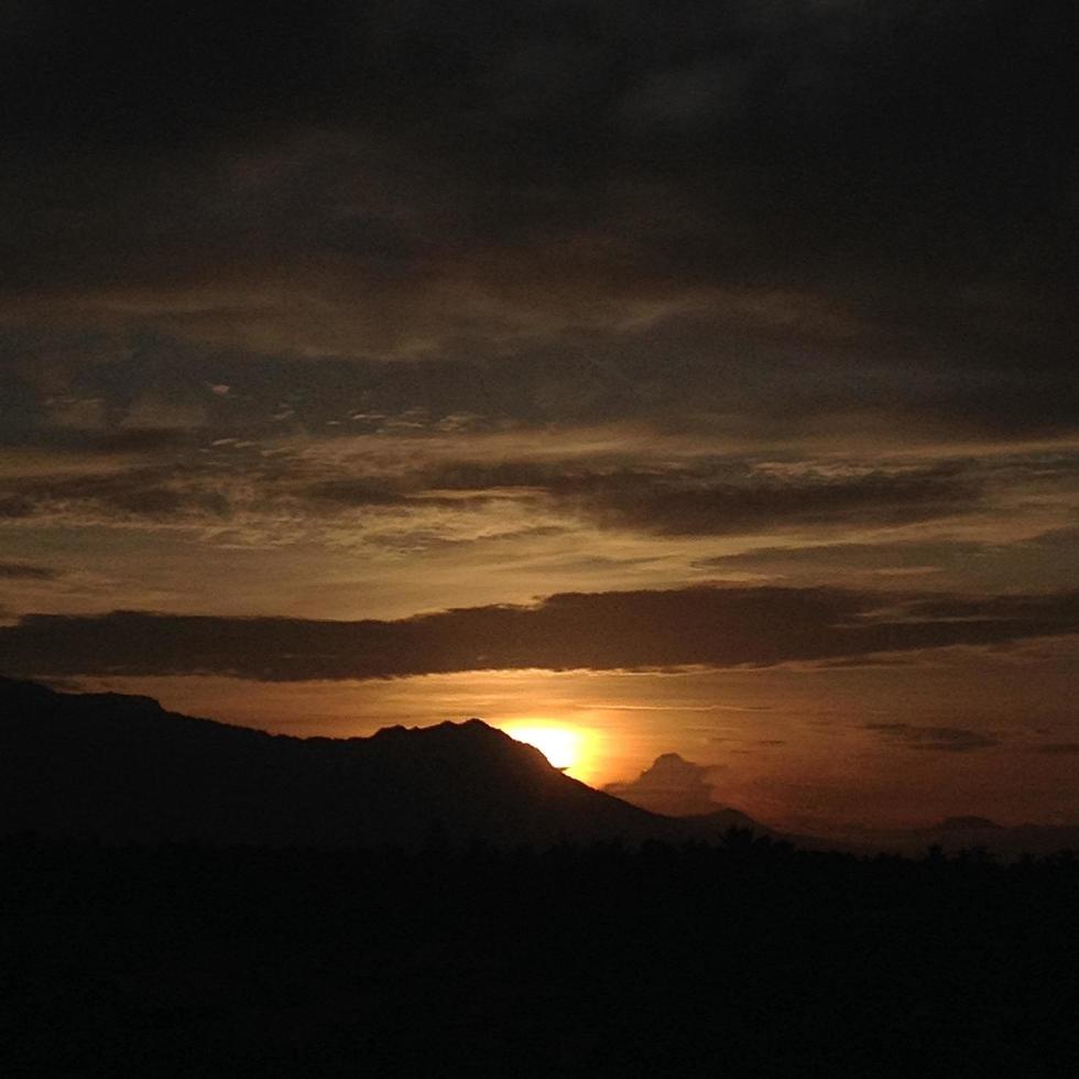 schöne Landschaftsansicht mit Sonnenaufgang foto