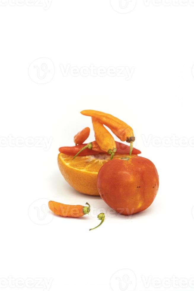 Gemüsetomaten, Chilis und frische Zitrusfrüchte auf weißem Hintergrund foto