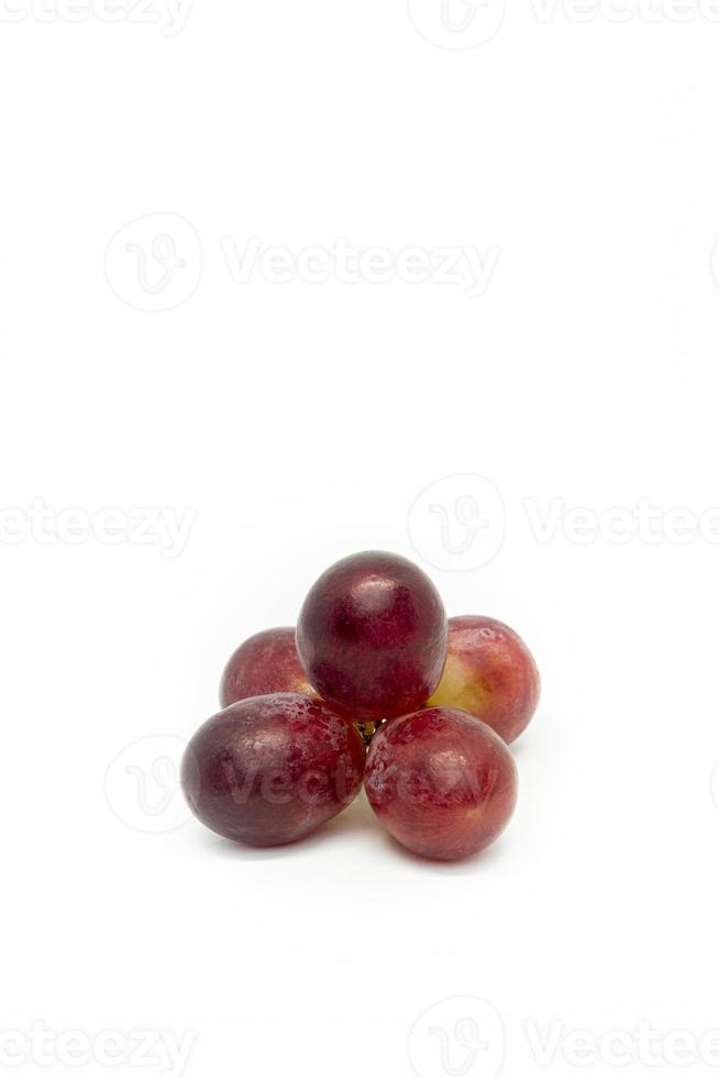 frische Weintrauben auf weißem Hintergrund foto