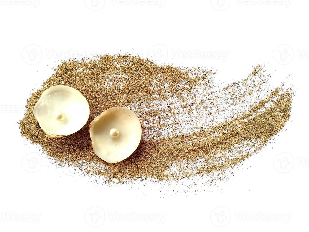 Muscheln und Perlen im Sand auf weißem Hintergrund foto