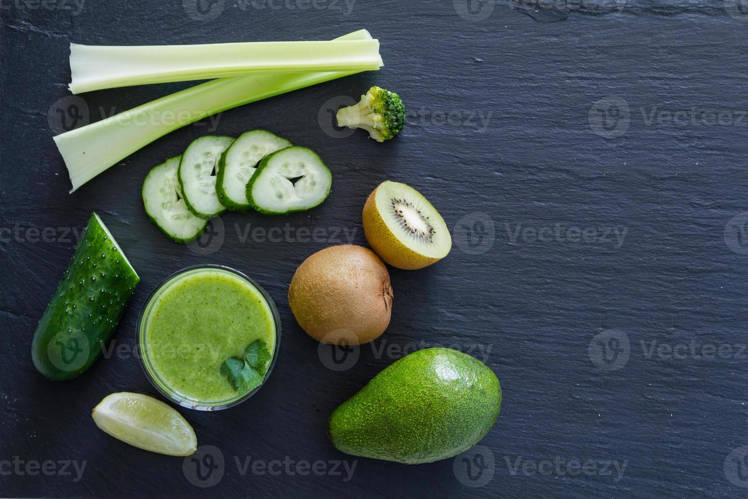 grüne Smoothie-Zutaten - Avocado, Apfel, Gurke, Kiwi, Zitrone, Sellerie foto