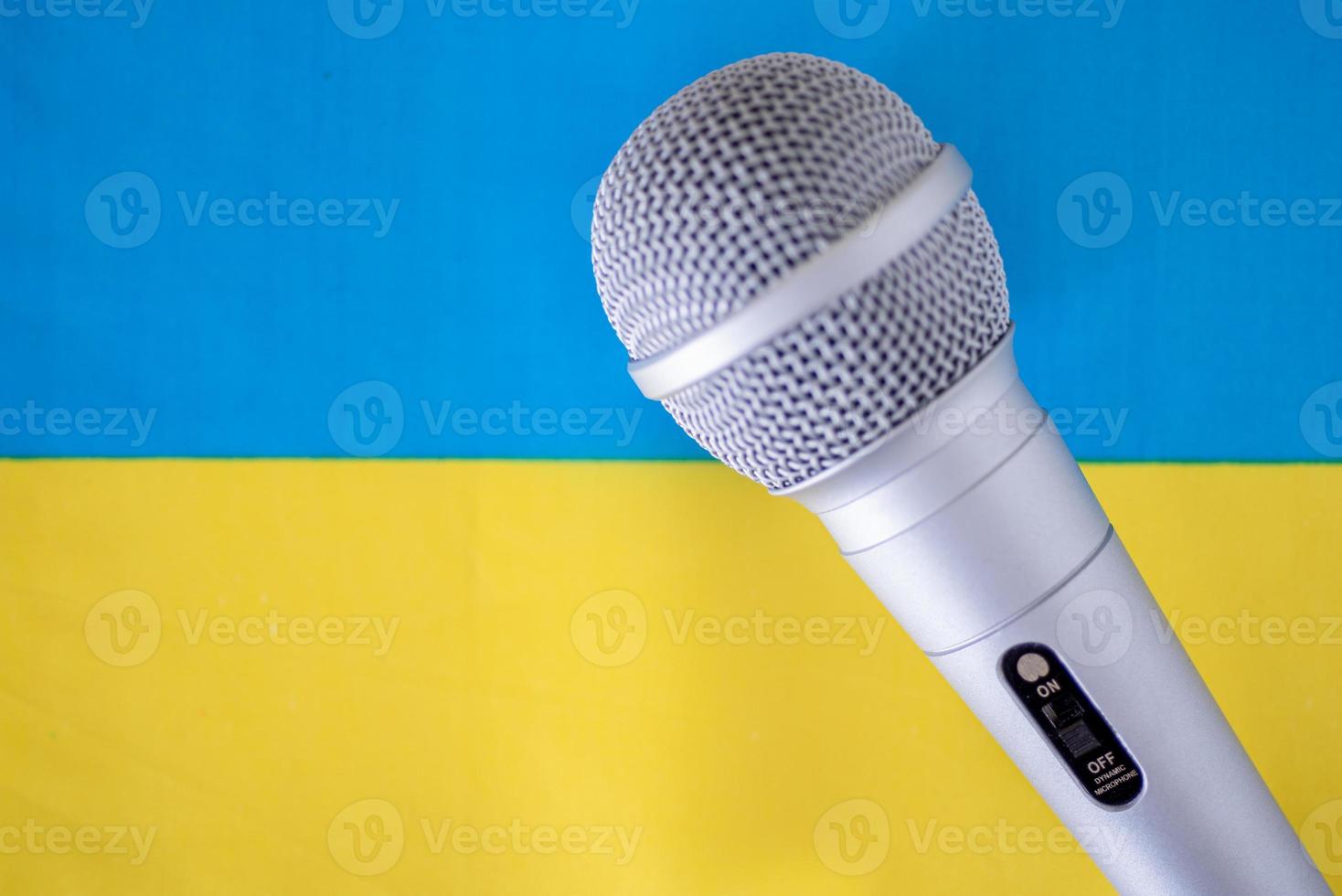 mikrofon mit nationalflagge auf hintergrundserie - ukraine foto