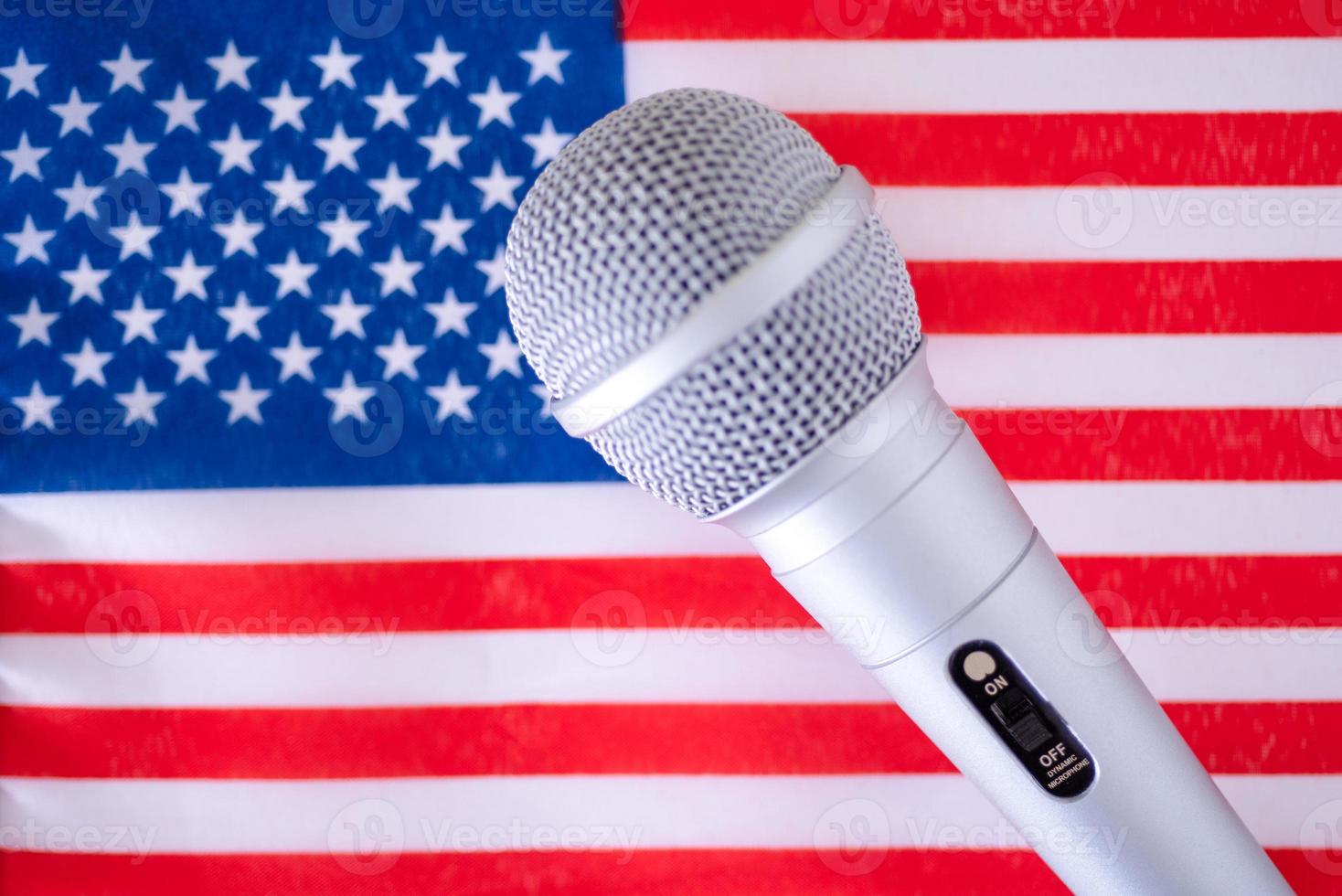 Mikrofon mit Nationalflagge auf Hintergrundserie - Vereinigte Staaten foto