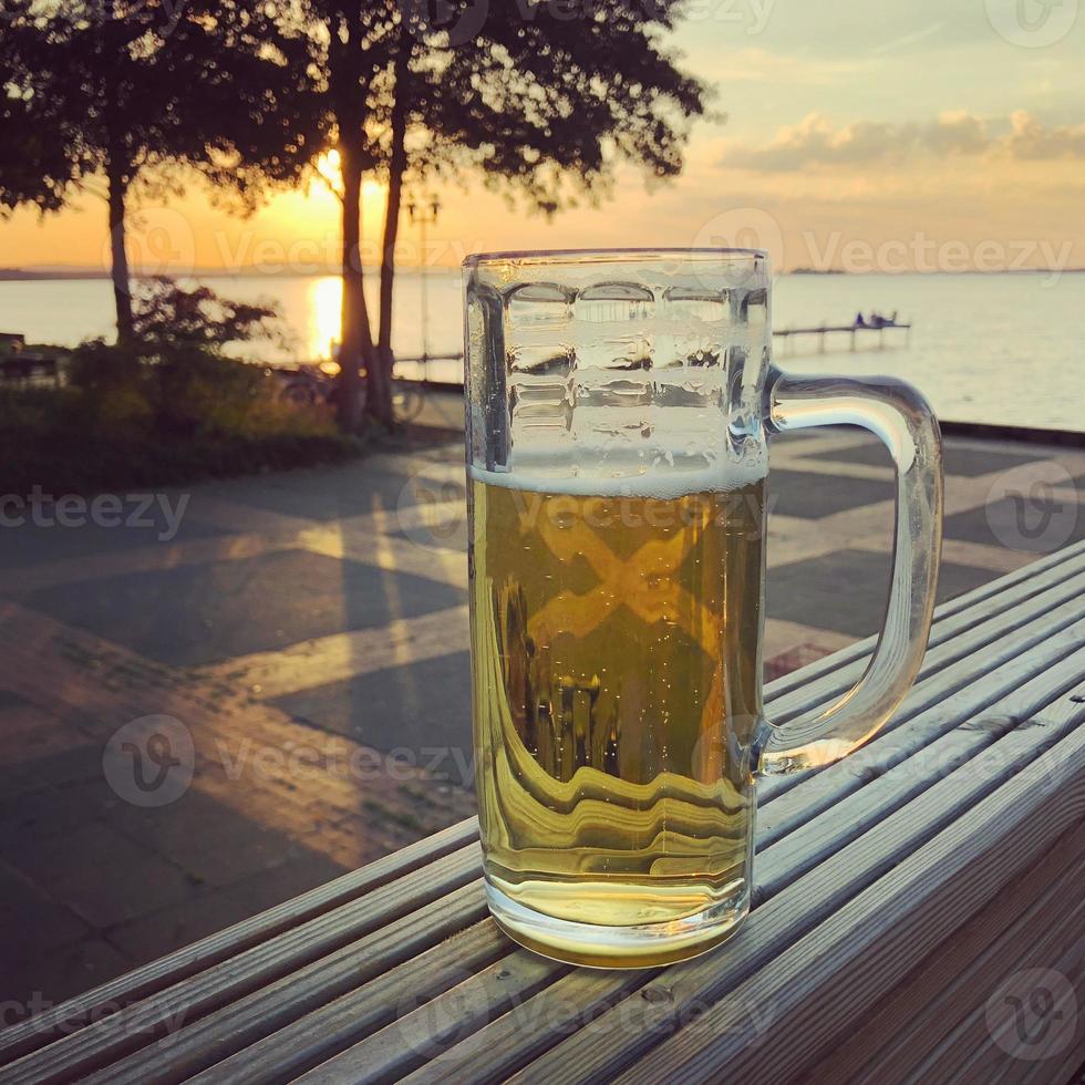 Bierglas mit Sonnenuntergang foto