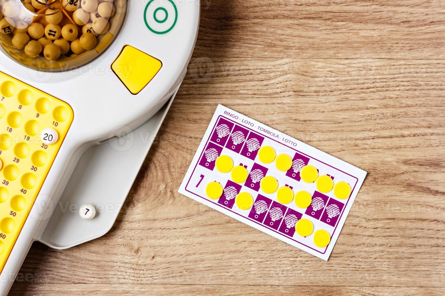 Elektronisches Bingospiel mit Karten und Chips zum Spielen. horizontales Bild von oben betrachtet. foto