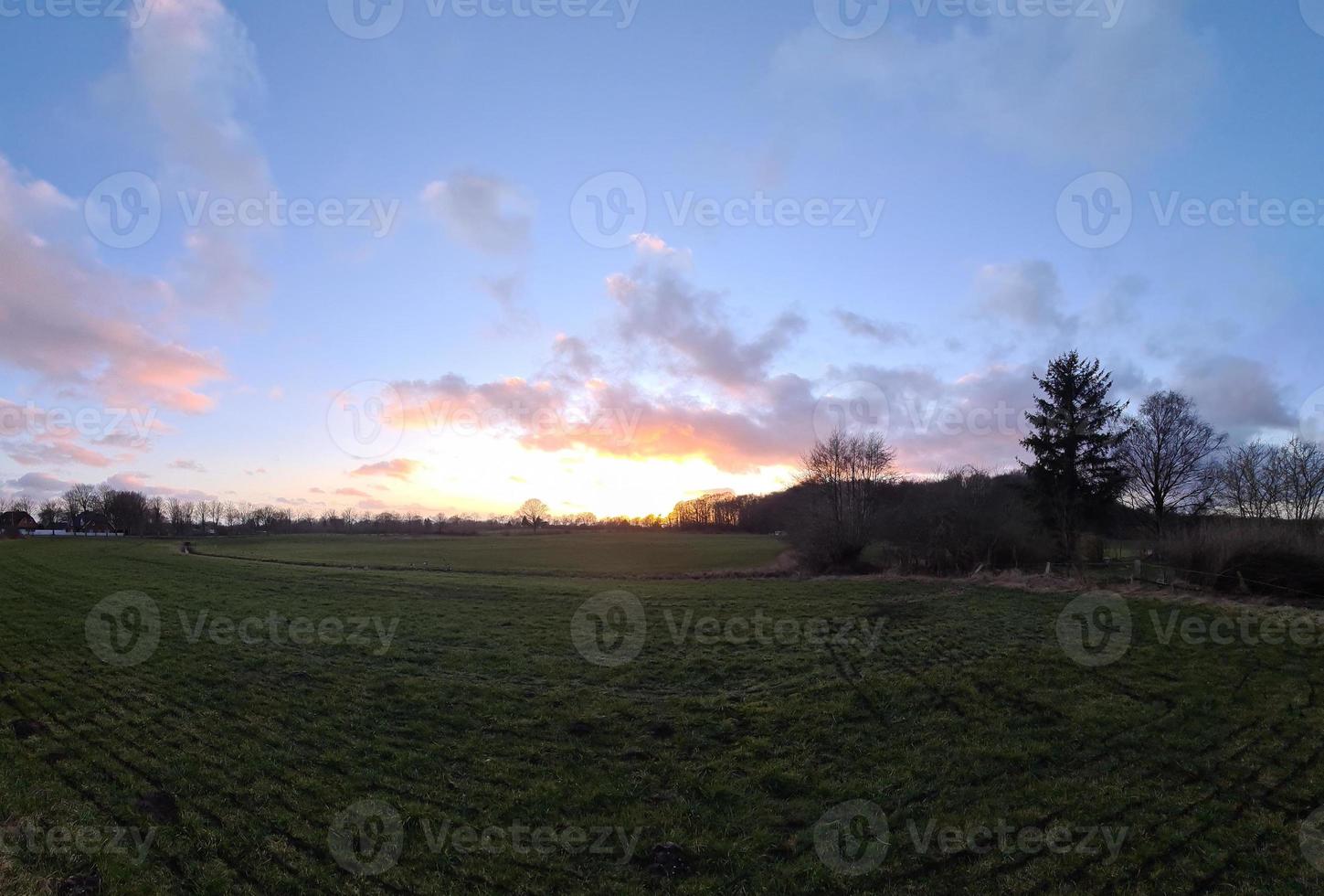 schöner und romantischer sonnenuntergang in atemberaubenden gelben und orangefarbenen farben. foto