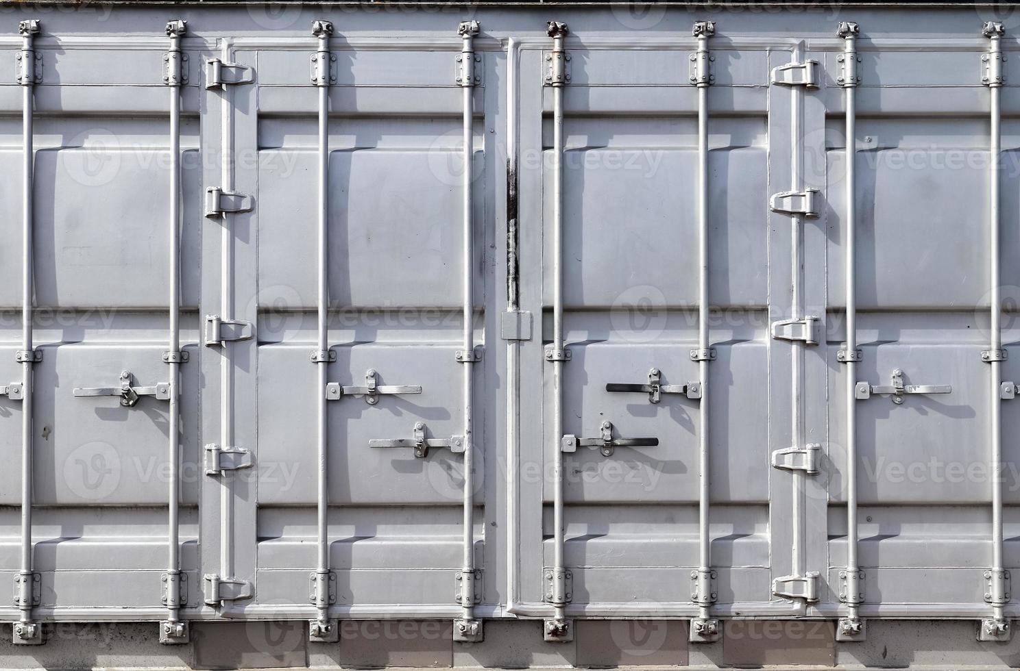 Detaillierte Nahaufnahme von Metall- und Stahloberflächen auf einem silbernen Frachtcontainer foto