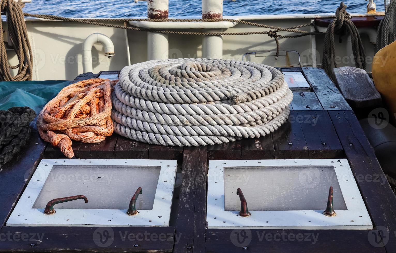 Detaillierte Nahaufnahme von Seilen und Seilen in der Takelage eines alten hölzernen Vintage-Segelboots foto