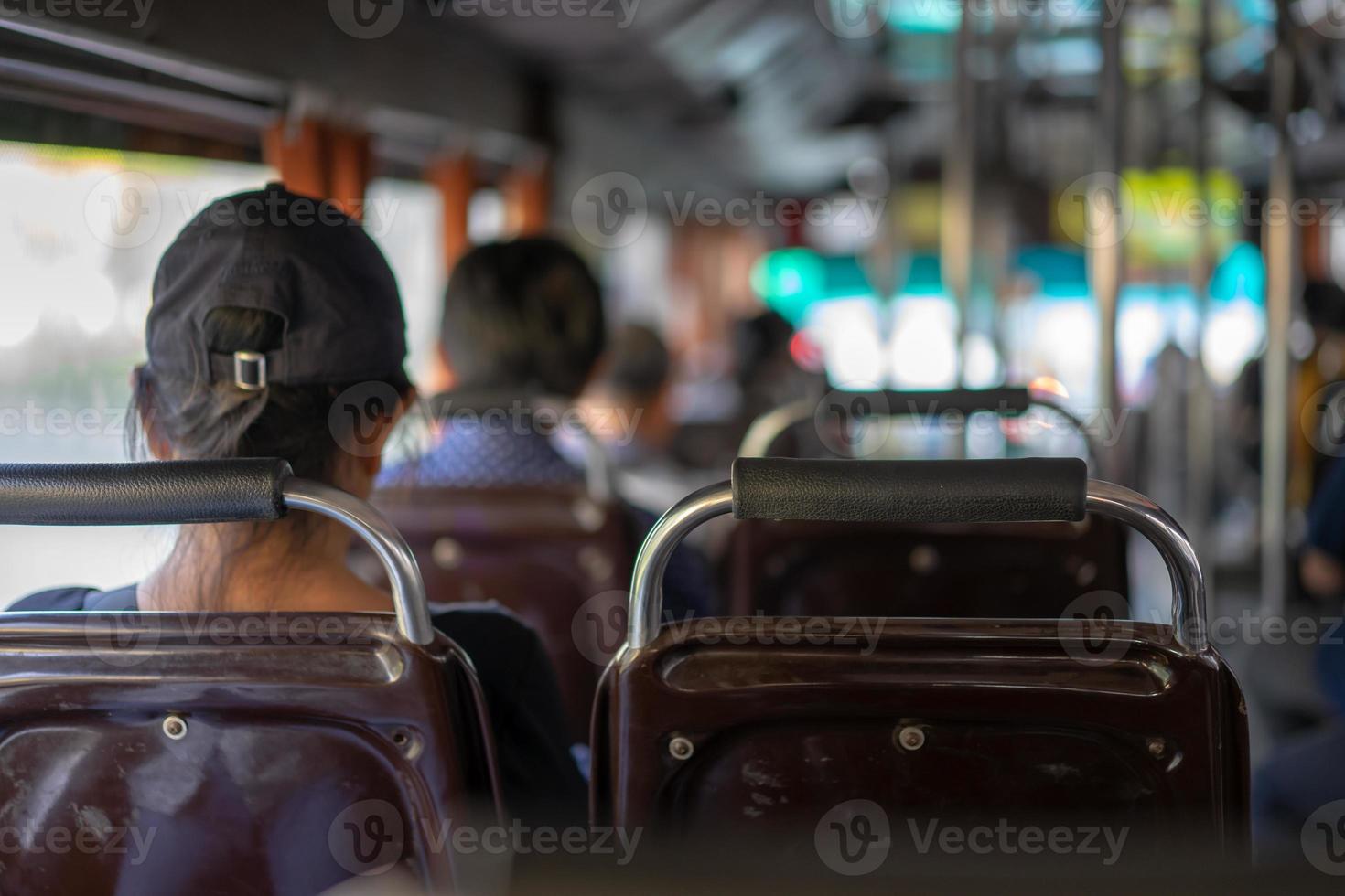 lokaler thailändischer passagier sitzt am sitz des klimatisierten bangkok-busses für reisen in der umgebung von bangkok, thailand. foto