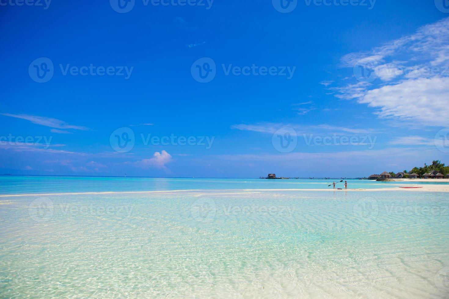 idyllischer tropischer Strand mit weißem Sand und perfektem türkisfarbenem Wasser foto