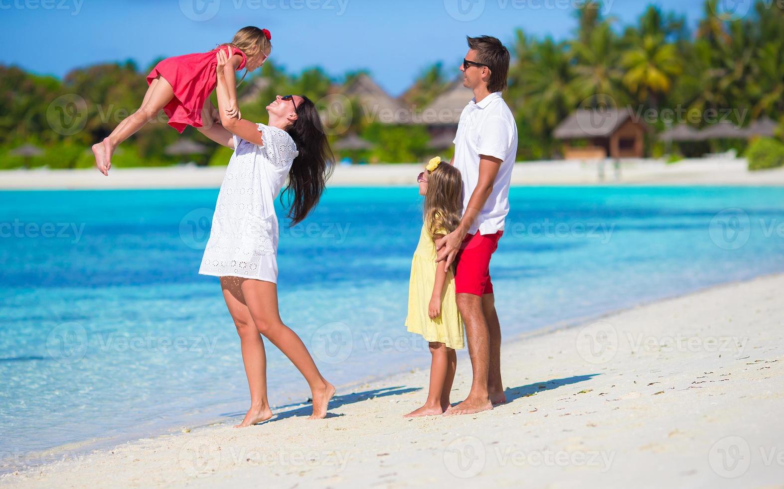 junge Familie im Urlaub foto