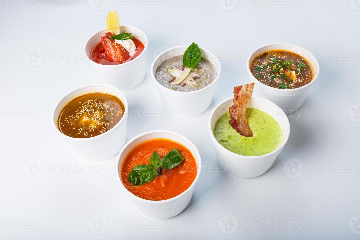 Auswahl an Suppen aus verschiedenen Küchen foto