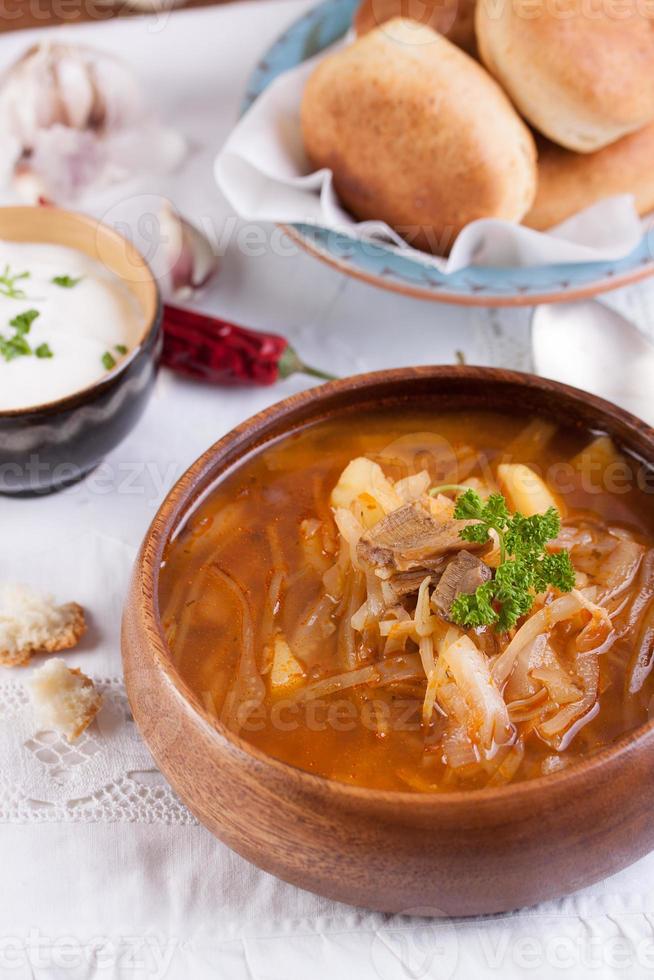 Redbeet-Suppe mit Pilzen und Brot foto