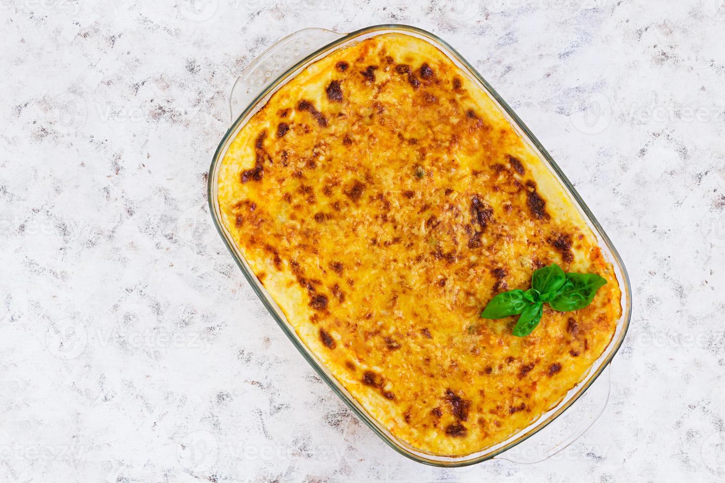 klassische Lasagne mit Bolognese-Sauce auf weißem Hintergrund. flach liegen. Ansicht von oben foto