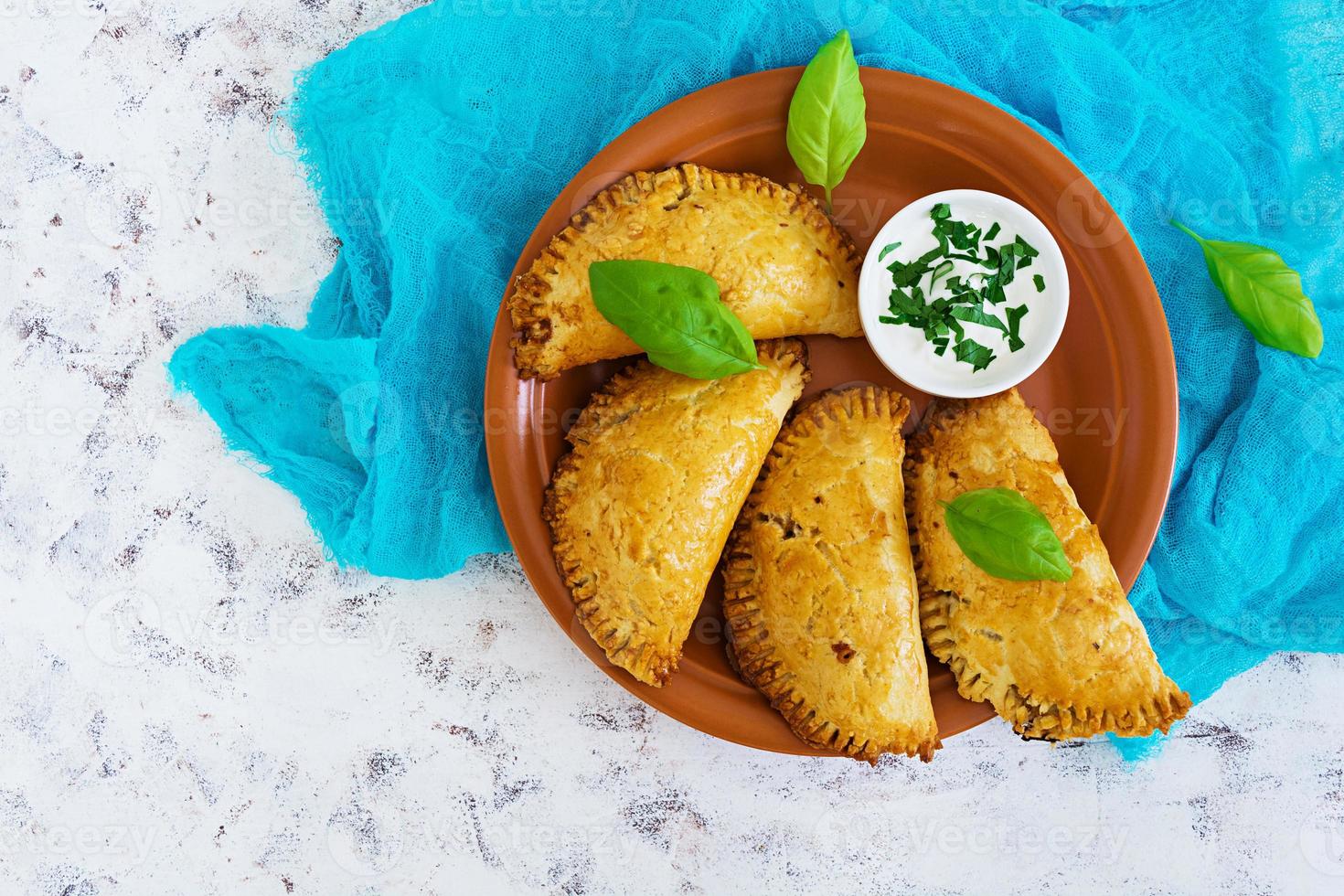 gebackene Empanadas auf weißem Hintergrund. Ansicht von oben foto