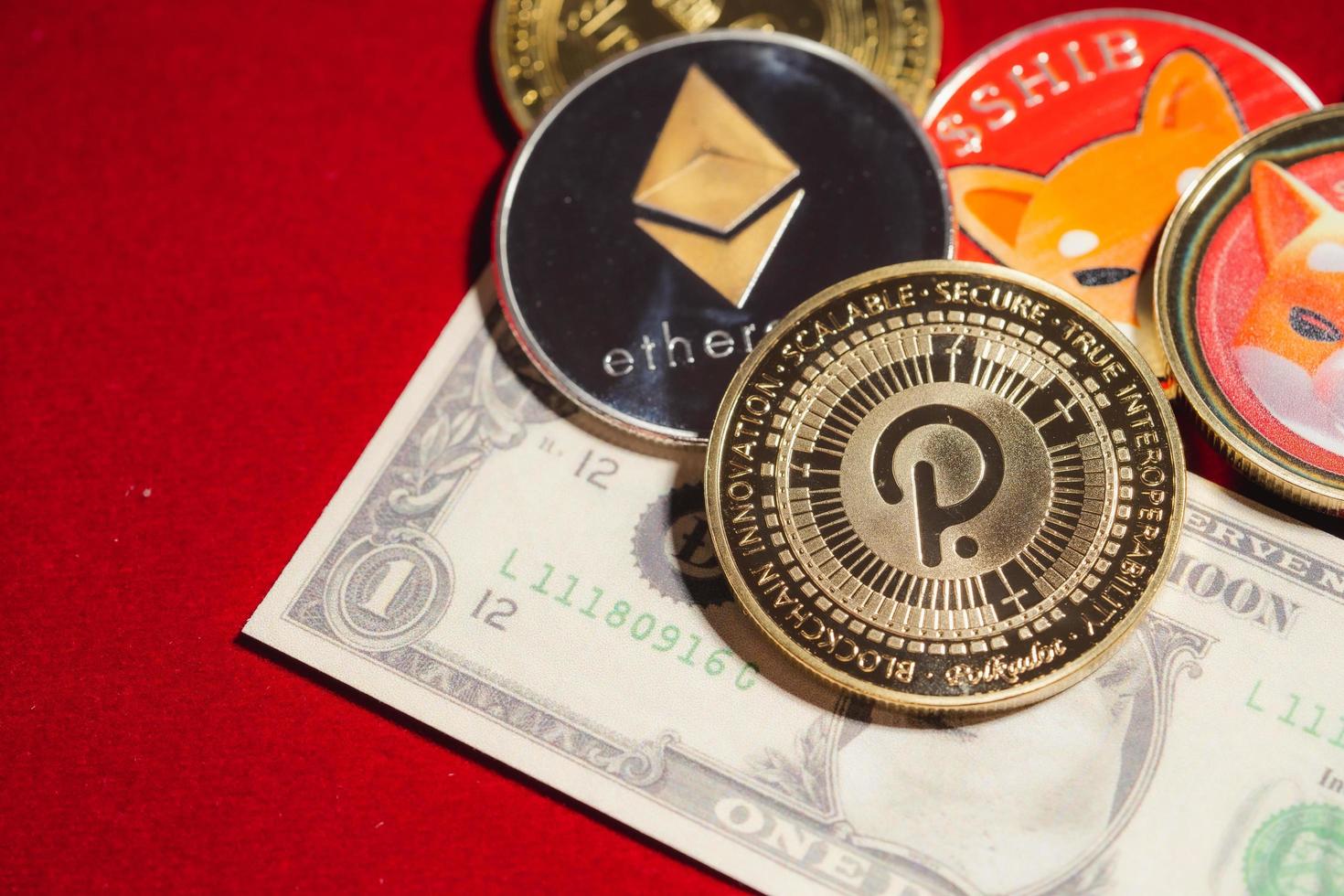 polkadot dot, bitcoin, ethereum eth, shiba-münze, enthalten mit kryptowährungsmünze auf stapel 100 hundert neue us-dollar-geld amerikanische virtuelle blockchain-technologie zukunft ist geld nahkonzept foto