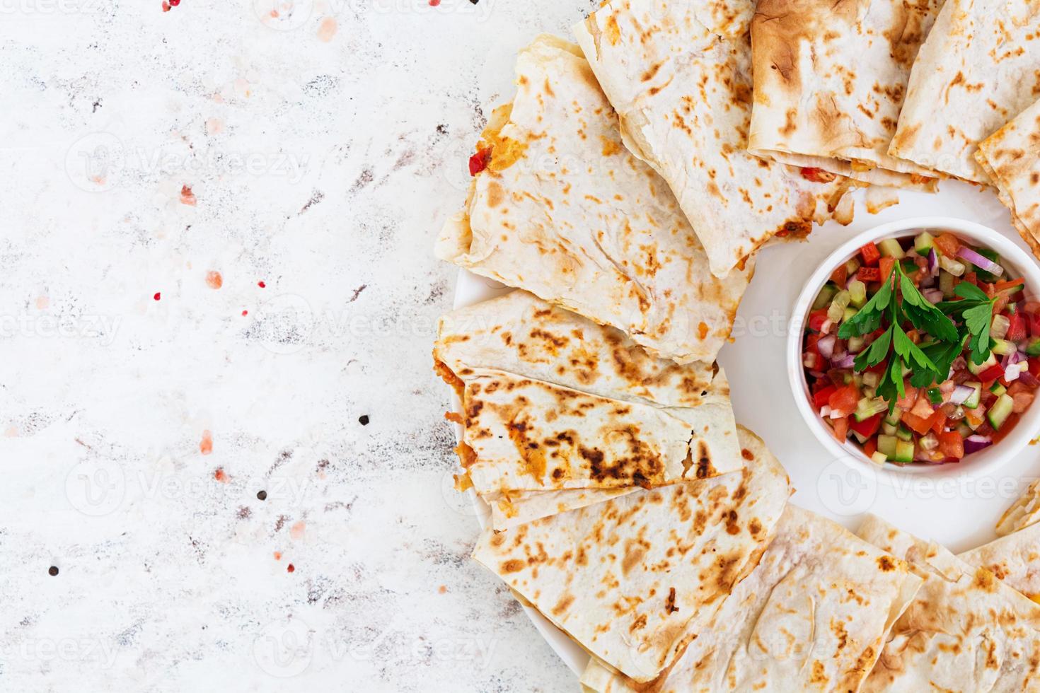 Quesadilla mit Huhn und Mais auf weißem Hintergrund. Ansicht von oben. foto