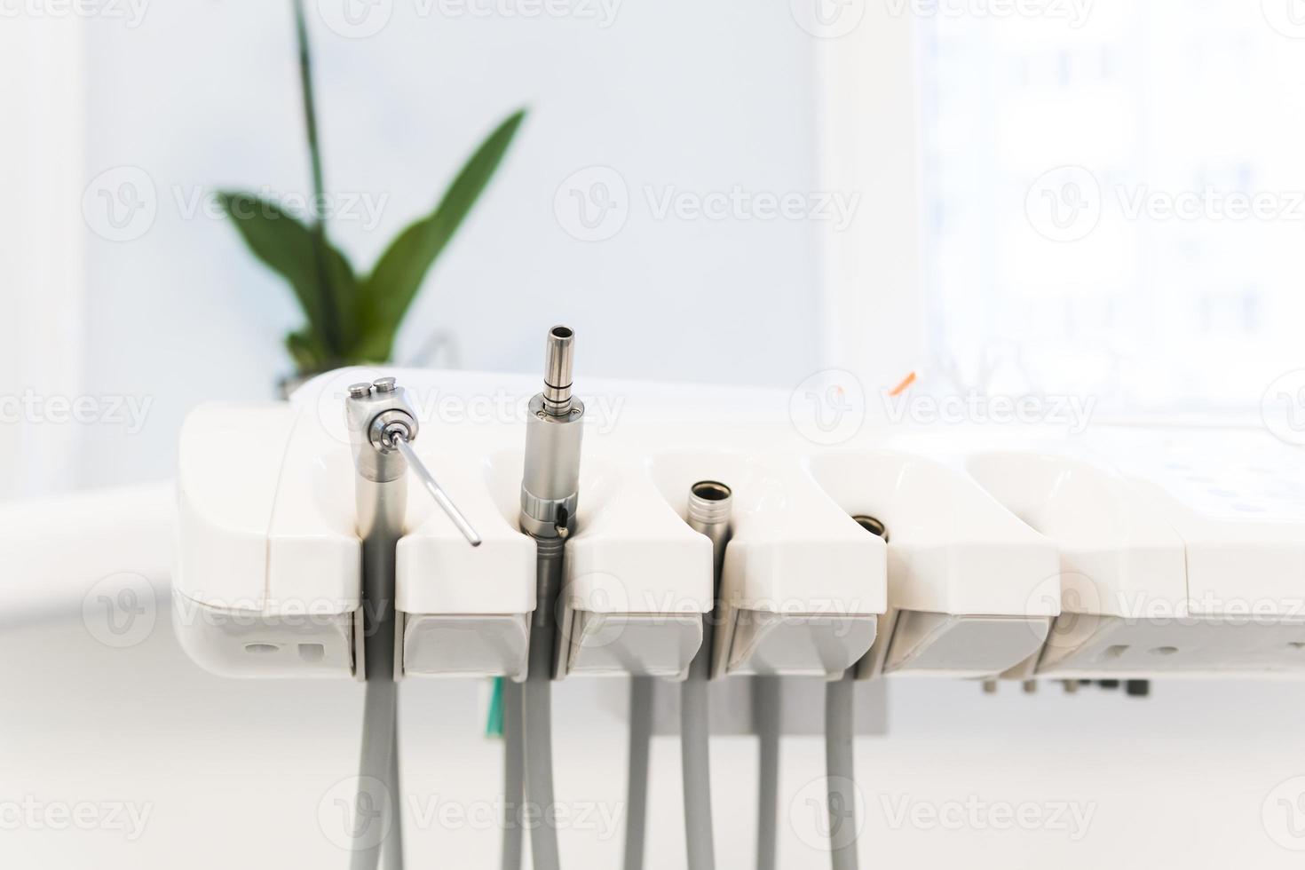 Nahaufnahme einer speziellen professionellen Ausrüstung und Werkzeuge in einer Zahnarztpraxis. konzepte der zahnklinik oder des krankenhauses, der zähne und der gesundheitsversorgung. foto