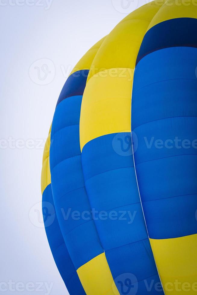 Nahaufnahme des bunten Heißluftballons, der in den Himmel fliegt. foto