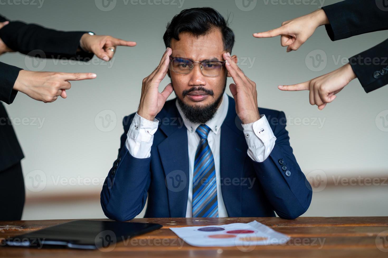 Alle deine Freunde geben dir die Schuld. Ein besorgter Geschäftsmann wurde von vielen beurteilt, die auf sie zeigten. negative menschliche Emotionen foto