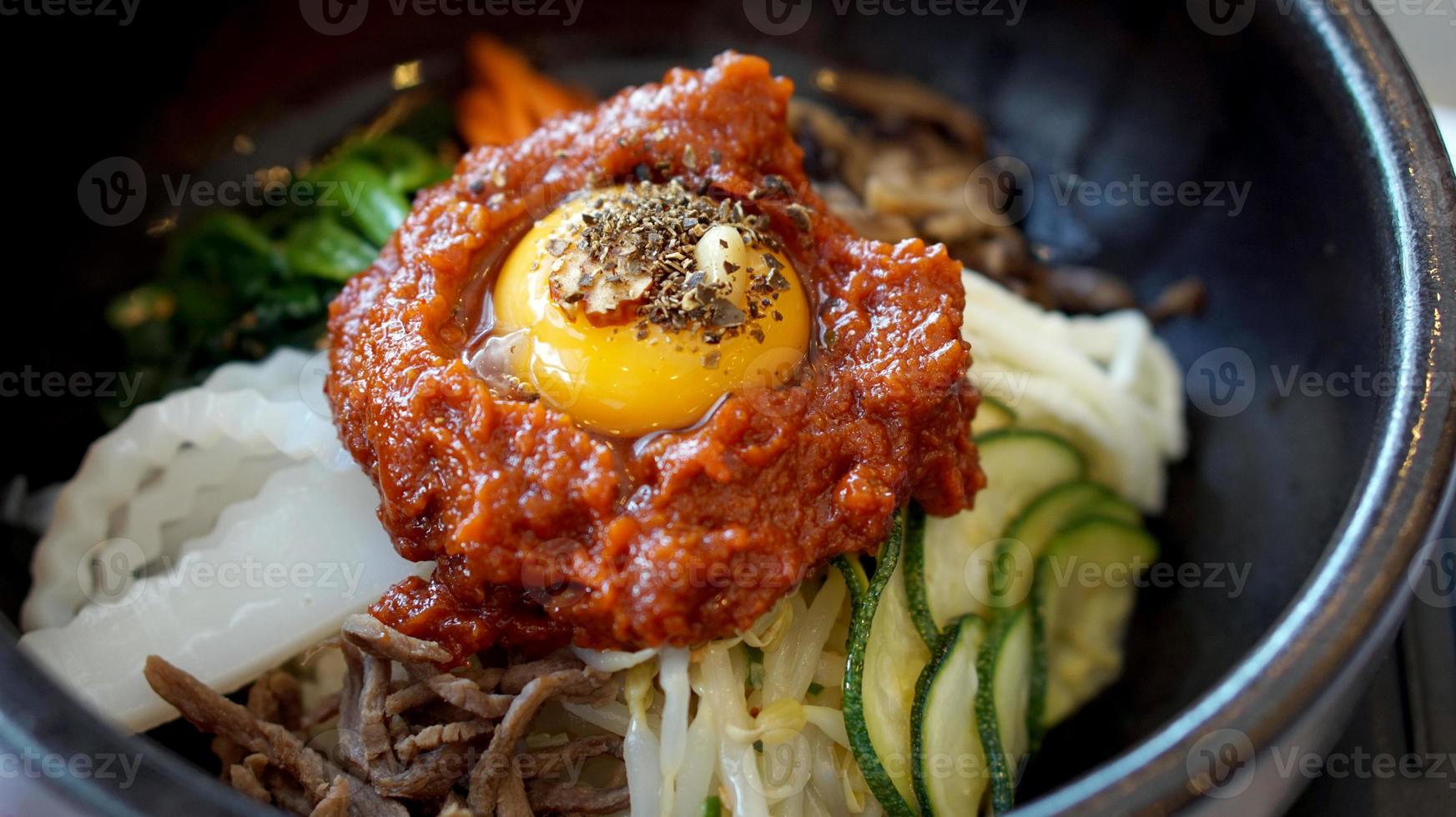 Bibimbap, koreanische heiße Mischung Beilagen Essen foto