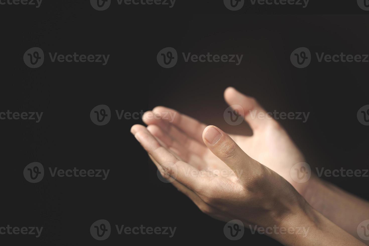 menschliche hände öffnen sich mit der handfläche nach oben anbetung, beten für gottes segnung. foto