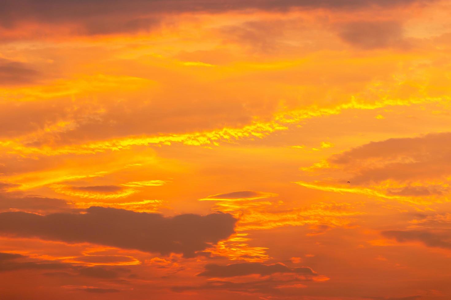 schöner sonnenaufgang sonnenuntergang himmel für den hintergrund foto