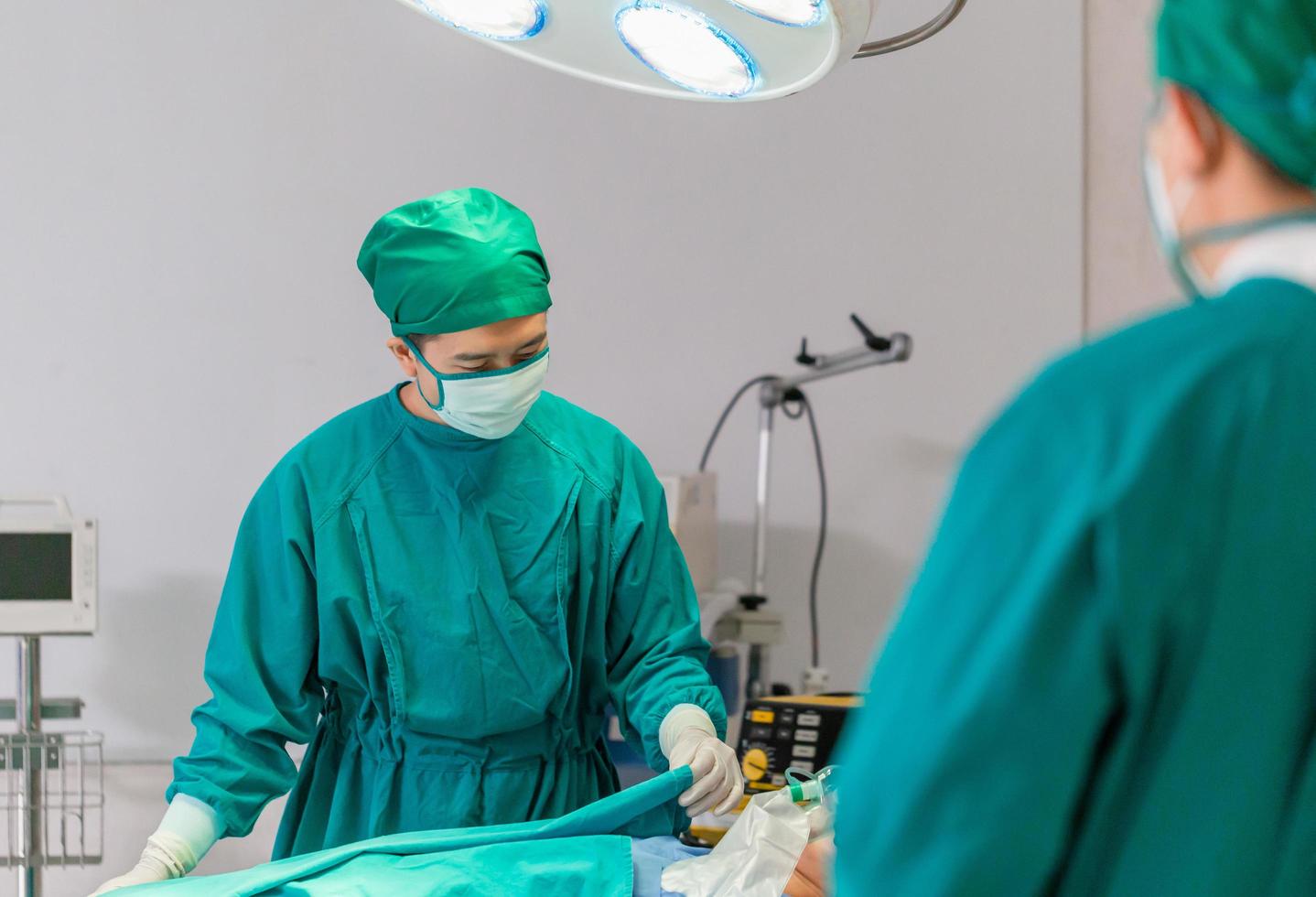 Ärzteteam, das chirurgische Eingriffe im Operationssaal durchführt, Teamchirurg bei der Arbeit im Operationssaal foto