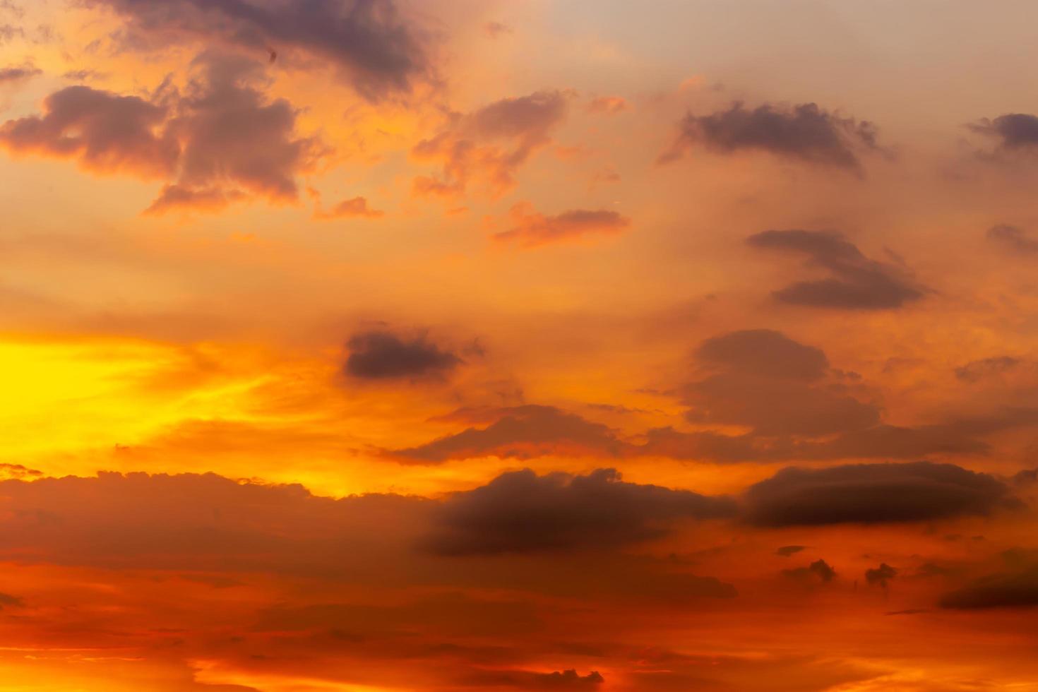 schöner sonnenaufgang sonnenuntergang himmel für den hintergrund foto
