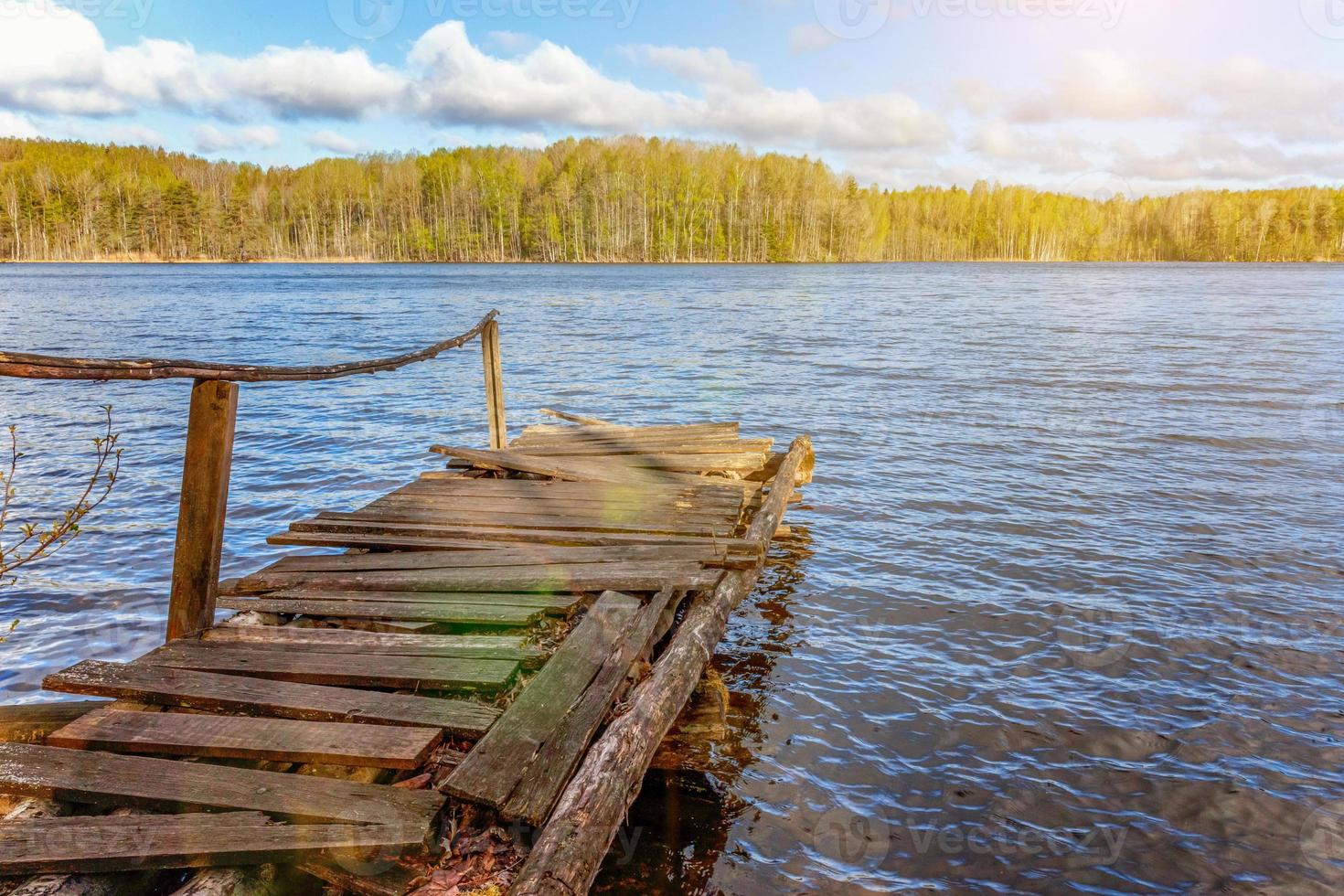 Angeltourismus Entspannungskonzept. traditionelle russische finnische und skandinavische ansicht. Schöner Waldsee oder Fluss an sonnigen Sommertagen und altes rustikales Holzdock oder Pier. Angelbrücke am Morgensee. foto