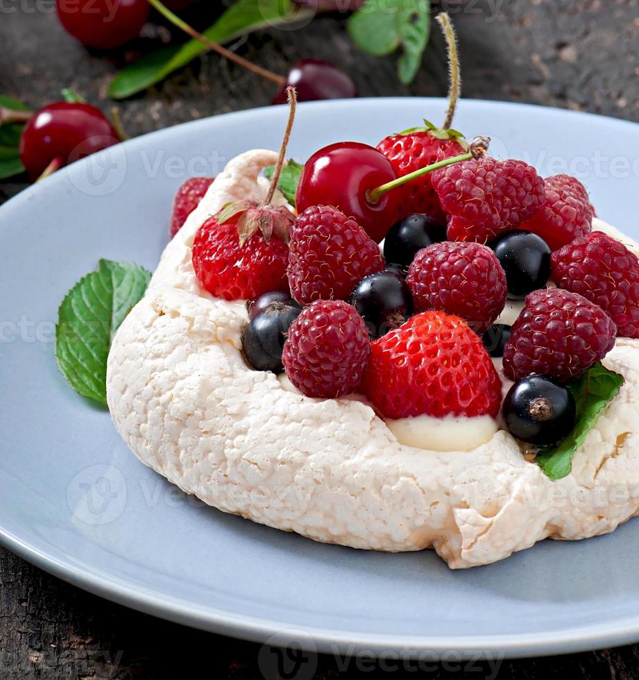 Kuchen Pavlova mit Sahne und Beeren foto