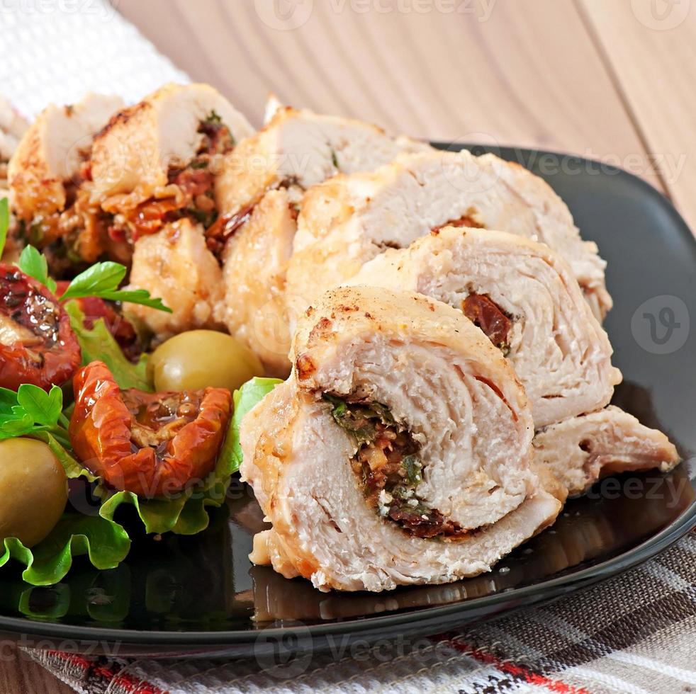 gerolltes Hähnchen mit Spinat und sonnengetrockneten Tomaten foto