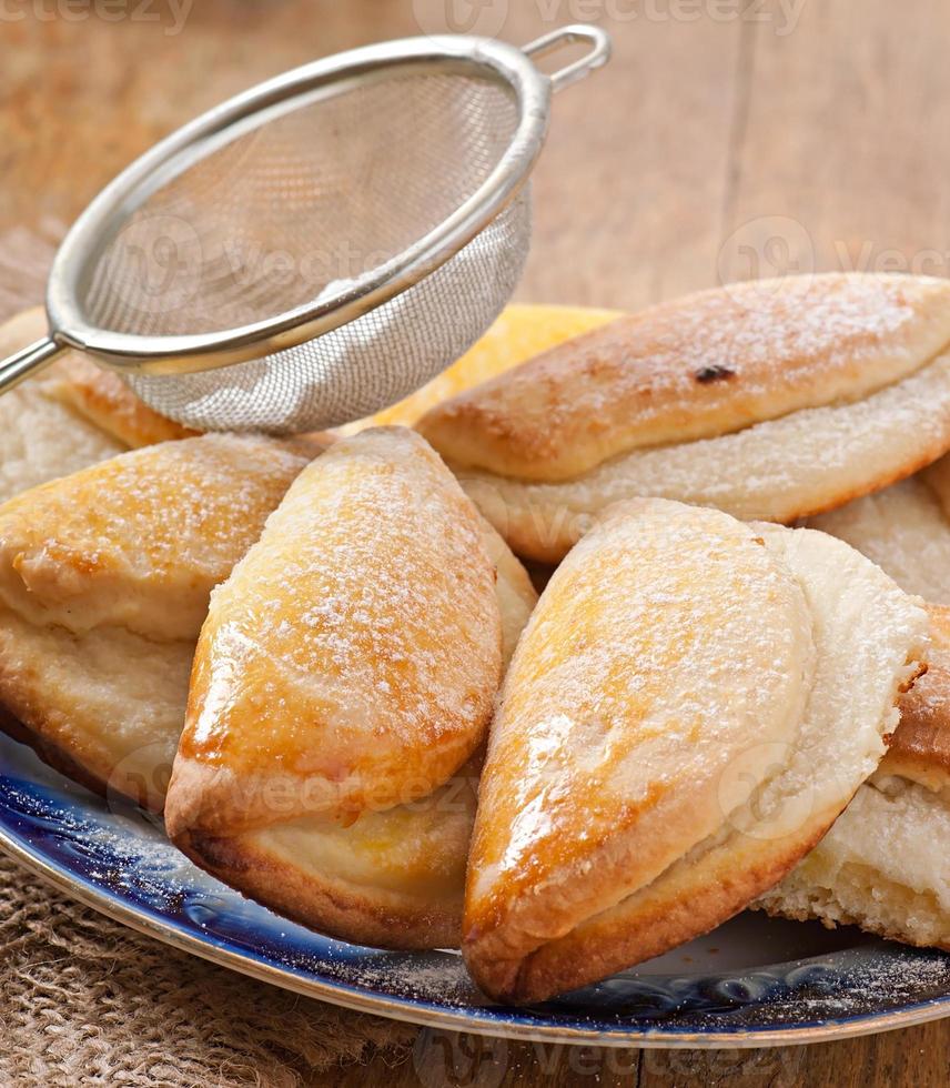 Kekse mit Hüttenkäse, bestreut mit Puderzucker foto