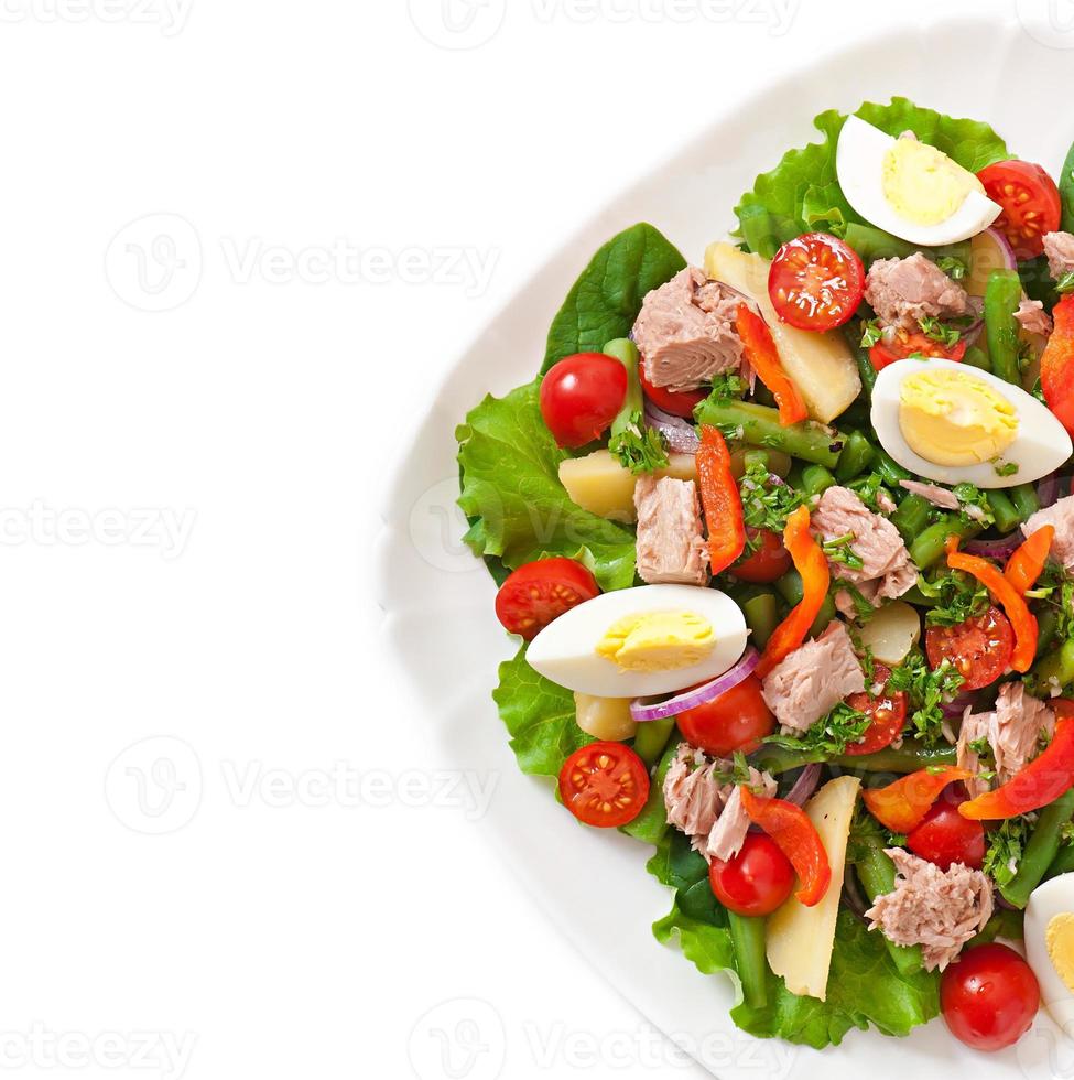 Salat mit Thunfisch, Tomaten, Kartoffeln und Zwiebeln foto